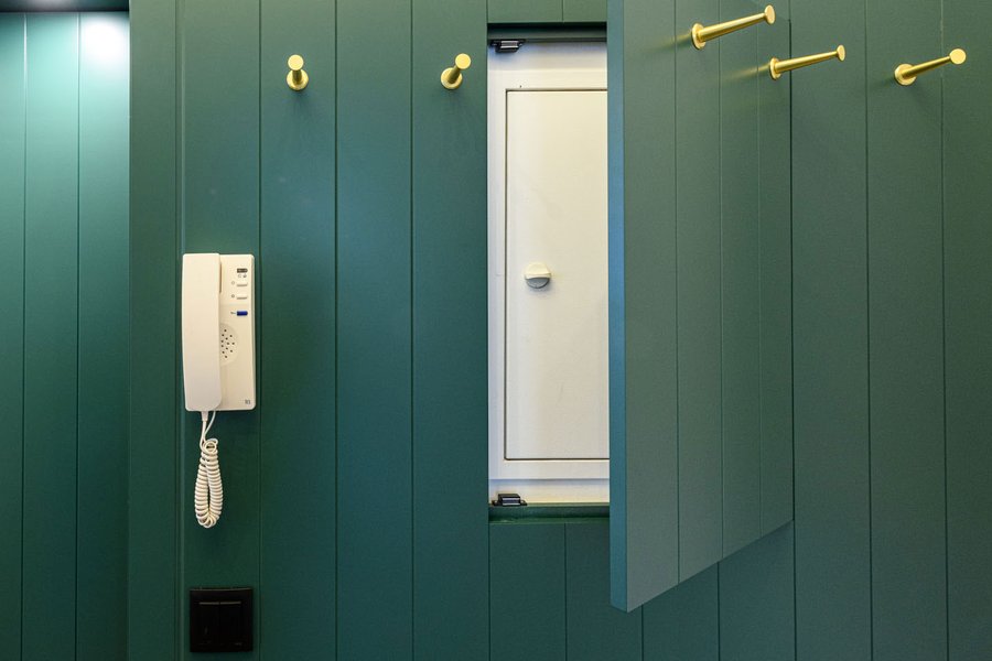 © Wolfgang Stecher/grapple.at Garderobe in einem Vorzimmer mit geöffnetem Zählerkasten-Verbau