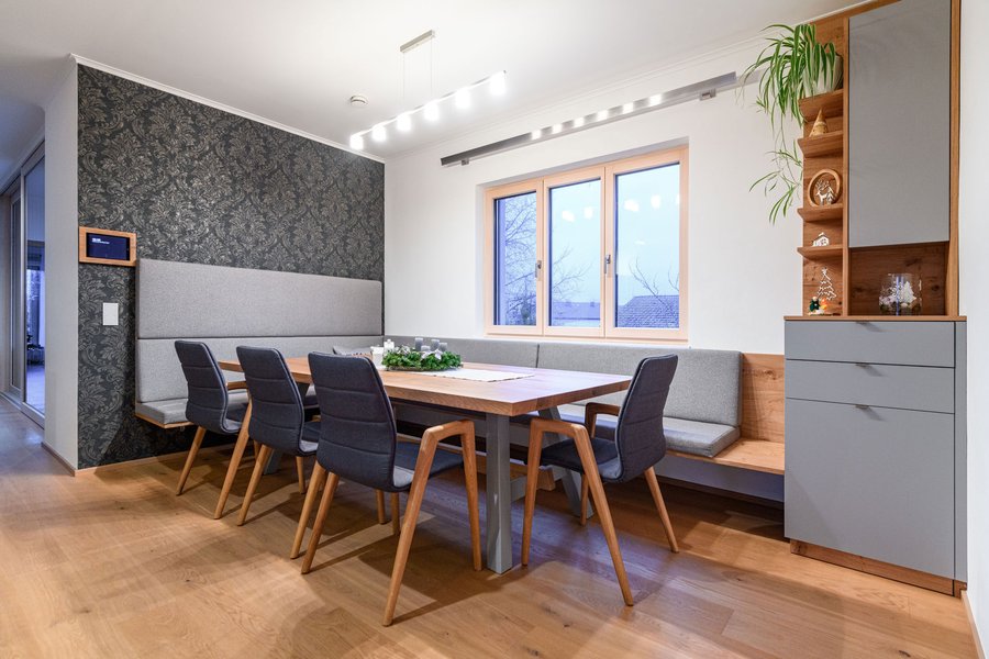 © Wolfgang Stecher/grapple.at Esszimmer mit Sitzbank und Sesseln