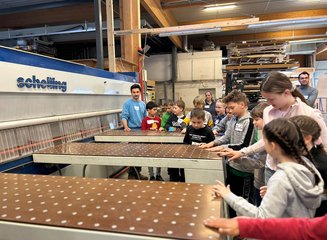 Kinder beim Arbeiten mit Holz Handwerklicher Besuch der Volksschule Hafnerbach