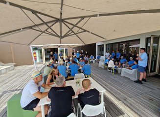 Das Team der Tischlerei Krumböck auf der Terrasse beim Sommerfest Sommerfest 2025