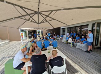Das Team der Tischlerei Krumböck auf der Terrasse beim Sommerfest Sommerfest 2025