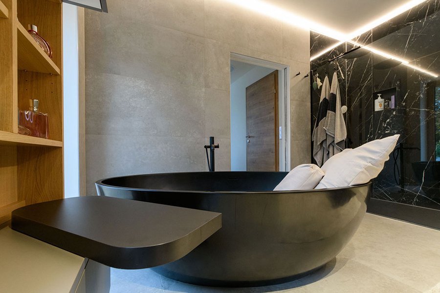 © Wolfgang Stecher/grapple.at Badezimmer mit Badewanne und drehbarem Tisch