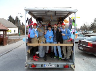  Die Tischler-Pinocchios am Faschingsumzug in Prinzersdorf