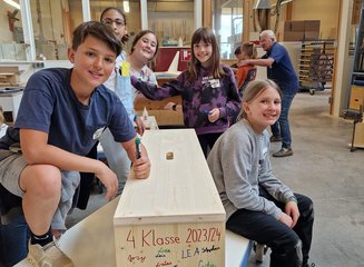 stolze Schüler mit fertiger Bank Volksschule Gerersdorf zu Besuch