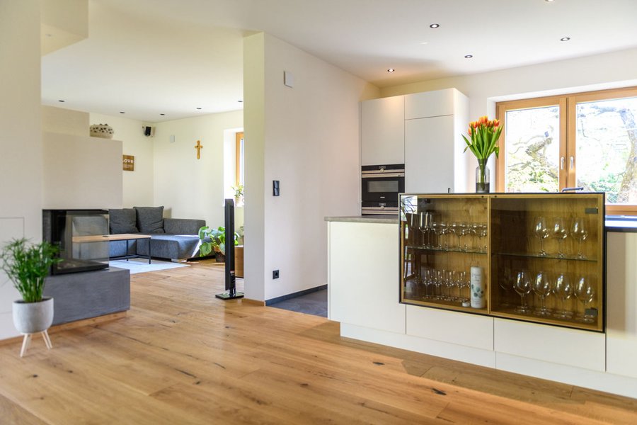 Küche mit Regalen und Blick in das Wohnzimmer