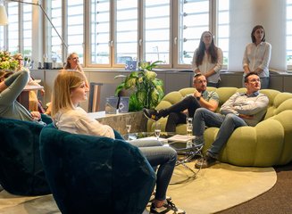 Gäste hören der Präsentation zu Grenzenloser Architektenabend