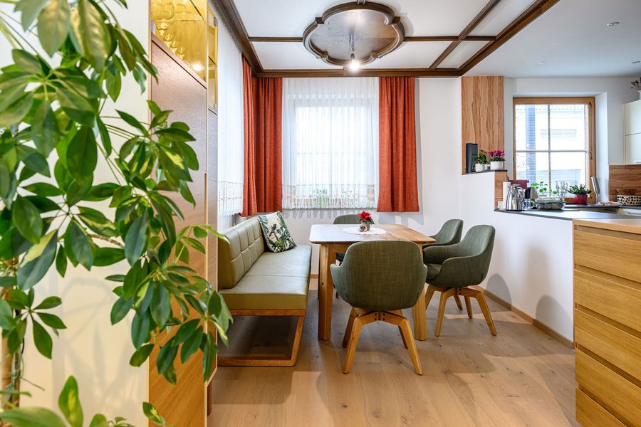 © Wolfgang Stecher/grapple.at Esszimmertisch mit Sesseln und Sitzbank