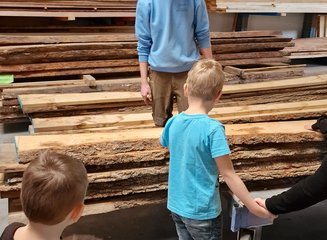 Mitarbeiter zeigt Kind Holzart Kindergarten Gerersdorf zu Besuch