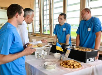 Mitarbeiter:innen am Buffet Grenzenloser Architektenabend