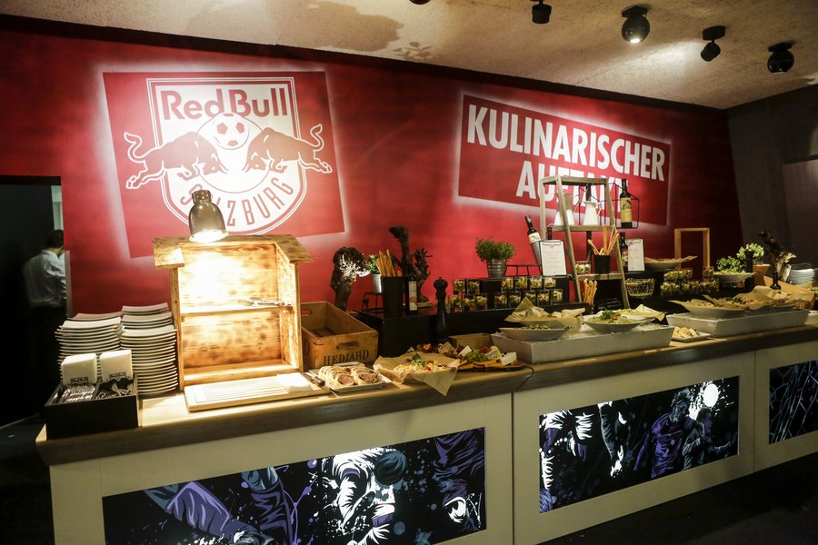 © GEPA pictures/ Jasmin Walter Buffet in einer Fußballarena mit unterschiedlichen Salaten.