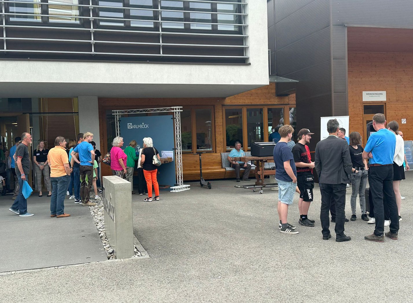 Besucher:innen am Eingang zur Tischlerei