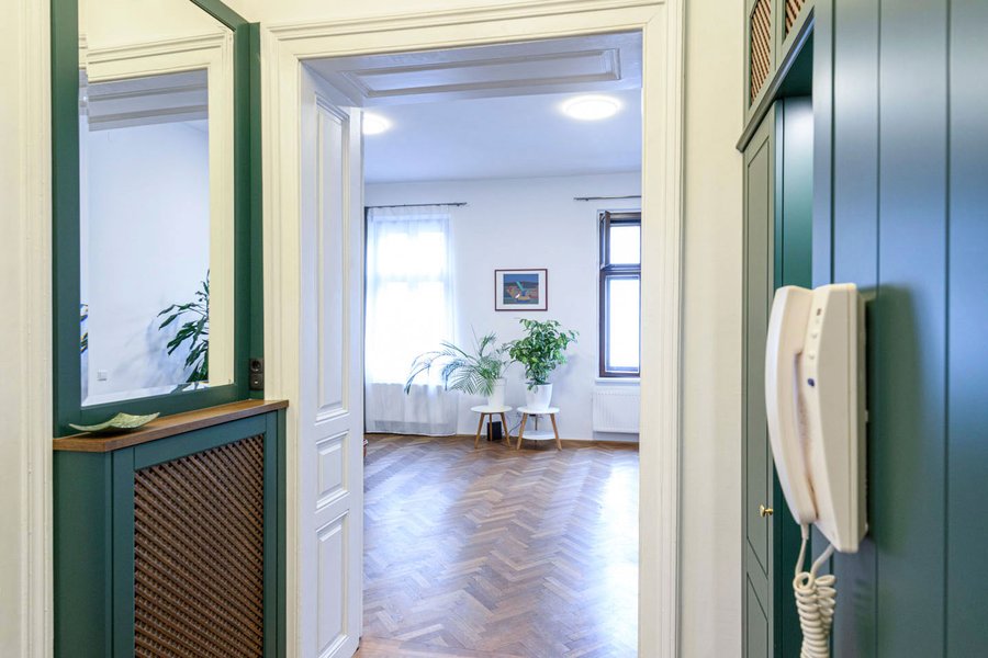 © Wolfgang Stecher/grapple.at Vorzimmer mit Spiegel und Blick in das nächste Zimmer