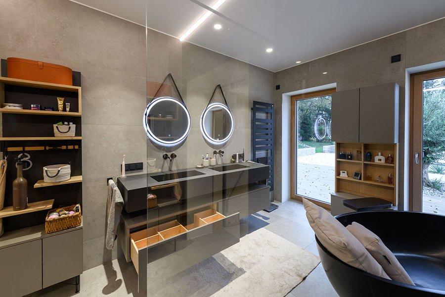© Wolfgang Stecher/grapple.at Badezimmer mit variablen Ladenunterteilungen und einer Badewanne