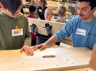 Kinder beim Arbeiten mit Holz Handwerklicher Besuch der Volksschule Hafnerbach