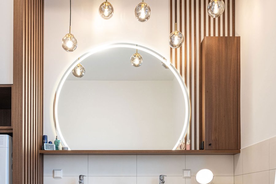 © Wolfgang Stecher/grapple.at Badezimmer mit zwei Waschbecken und einem großen Wandspiegel