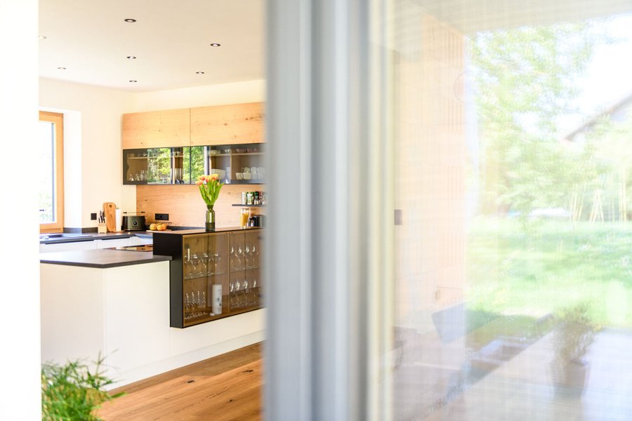 Blick in die Küche durch ein Fenster von außen