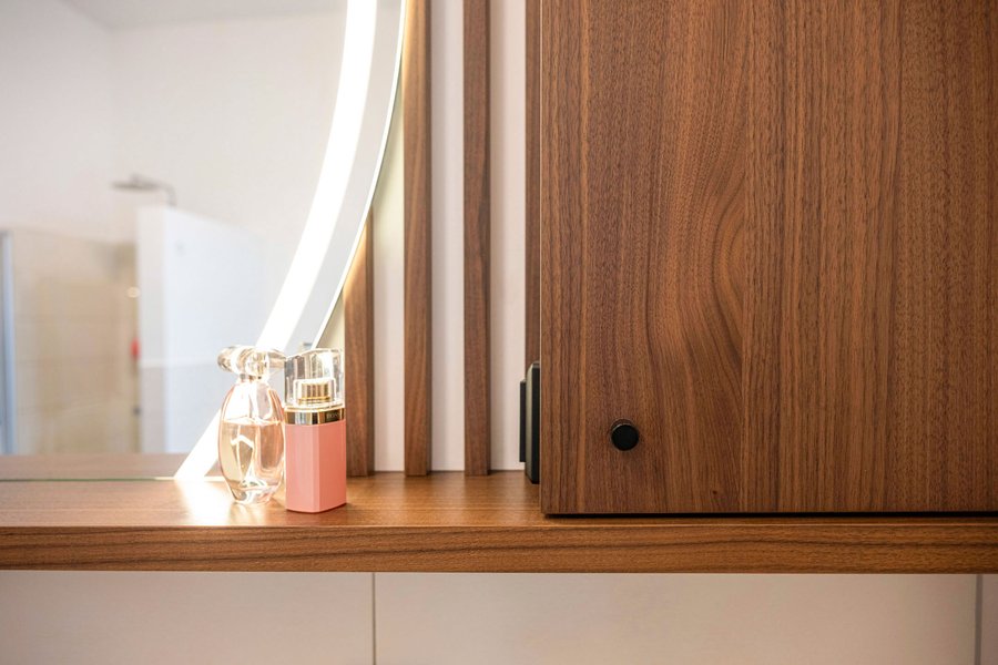 © Wolfgang Stecher/grapple.at Parfümflaschen vor dem Spiegel im Badezimmer