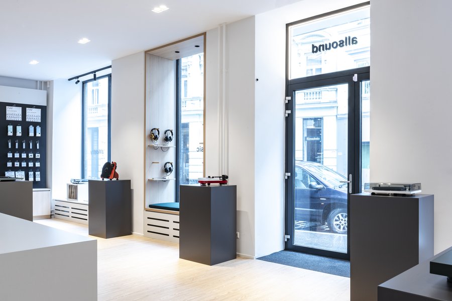 Schauraum des österreichischen HiFi-Herstellers Pro-Ject Audio Systems mit ausgestellten Soundsystemen