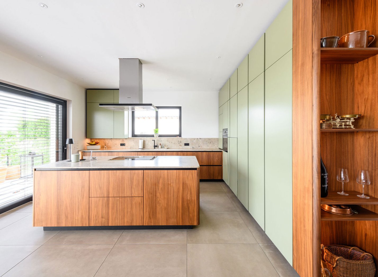 Privathaus - Küche, Garderobe und Raumtrennmöbel