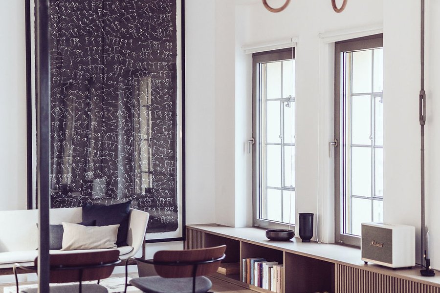 Wohnzimmer mit Tisch und Sesseln sowie Fensterbank zum Sitzen