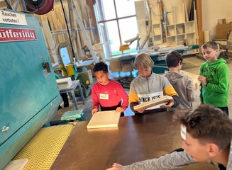 Kinder beim Arbeiten mit Holz Handwerklicher Besuch der Volksschule Hafnerbach