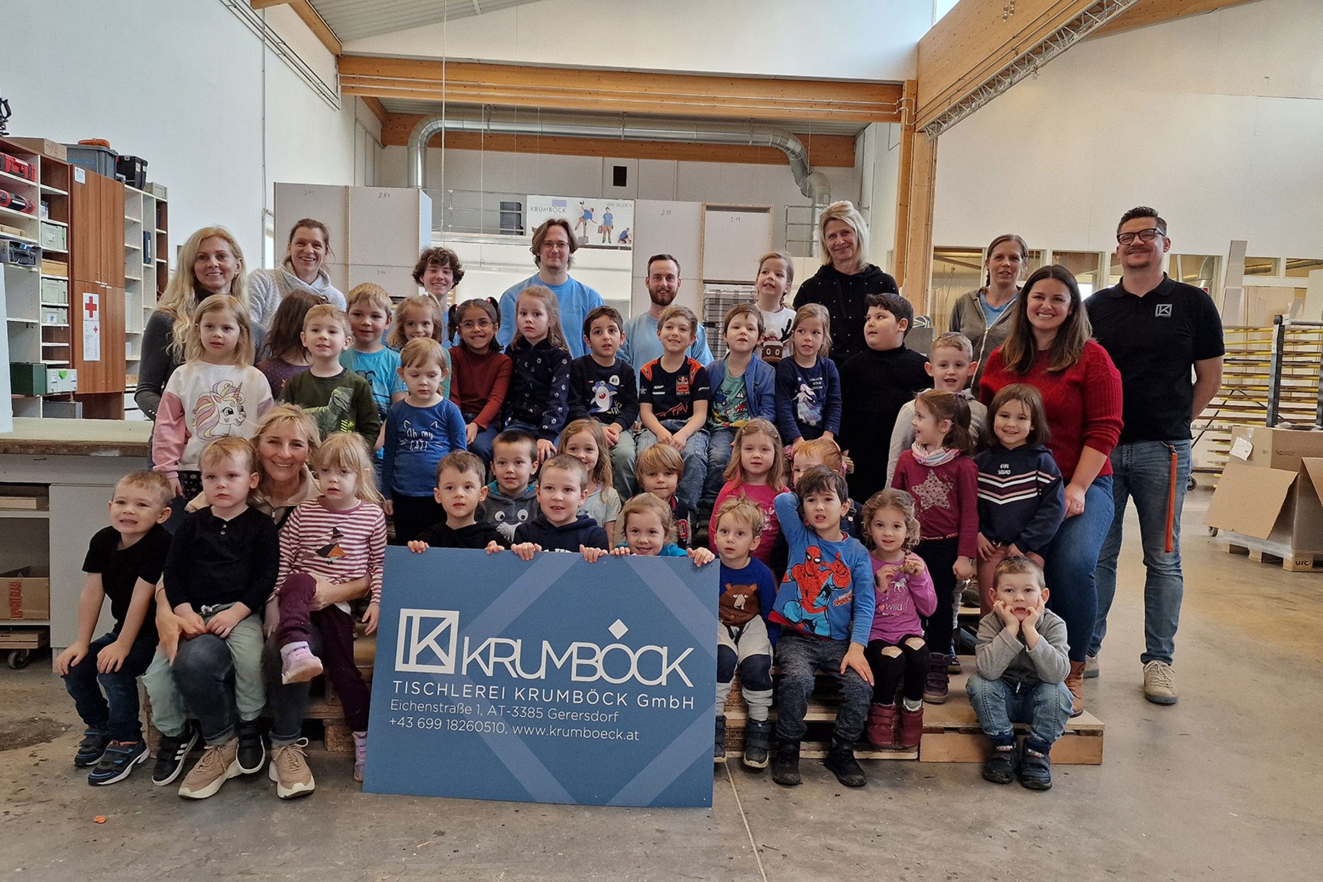 Gruppe des Kindergarten Gerersdorf und Mitarbeiter:innen der Tischlerei Krumböck