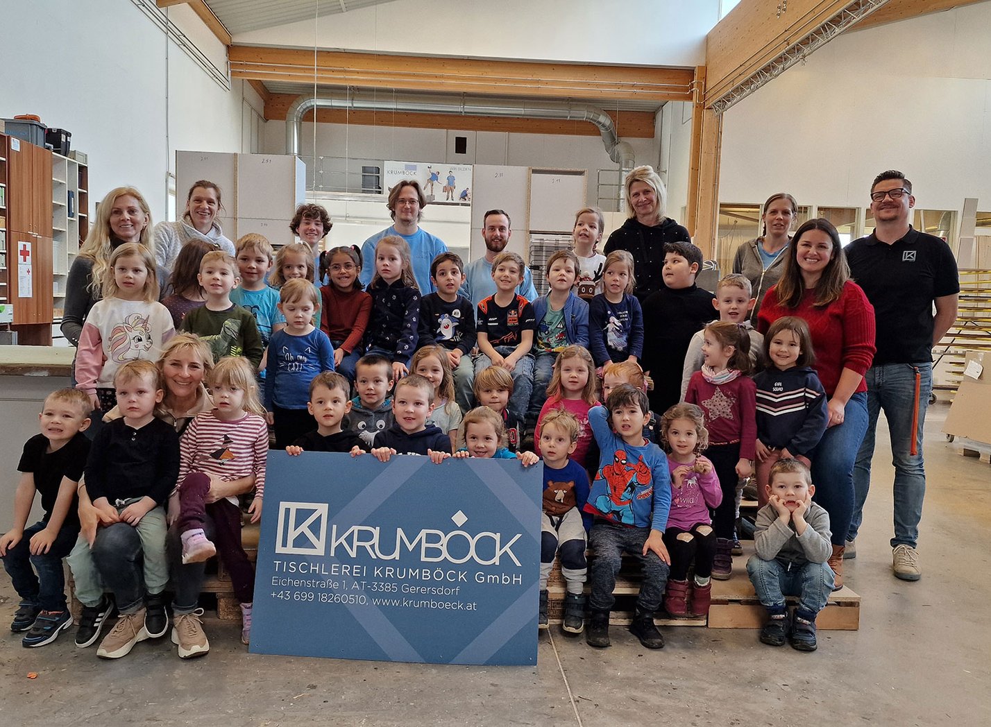 Gruppe des Kindergarten Gerersdorf und Mitarbeiter:innen der Tischlerei Krumböck