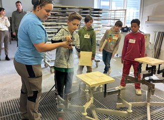 Kinder beim Lackieren von Holz Handwerklicher Besuch der Volksschule Hafnerbach