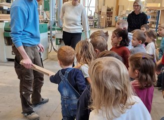 Kinder die die Aufmachung von Holz erkunden Kindergarten Gerersdorf zu Besuch