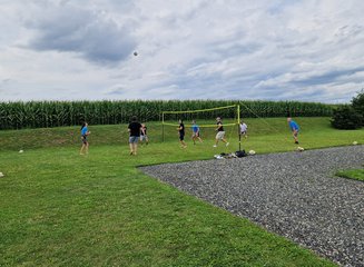 Mitarbeiter:inenn spielen Volleyball Sommerfest 2025