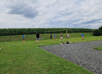 Mitarbeiter:inenn spielen Volleyball Sommerfest 2025
