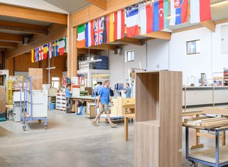 Flaggen aller Nationen in der Werkstatt aufgehängt Grenzenloser Architektenabend