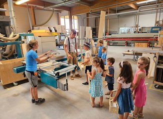 Kinder arbeiten in der Tischlerei Ferienspass in deiner Traditionstischlerei