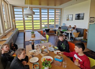 Kinder bei einer gemeinsamen Jause Handwerklicher Besuch der Volksschule Hafnerbach