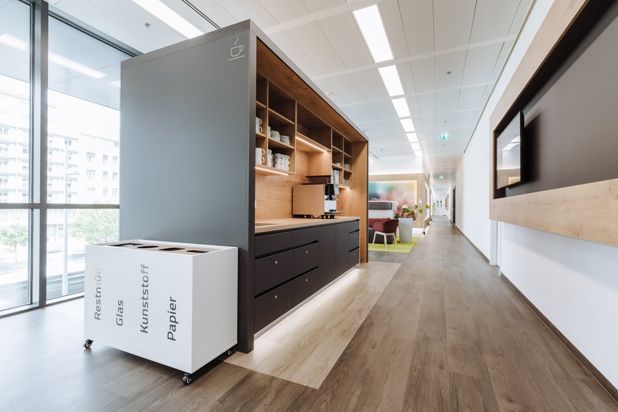 Kleine offene Teeküche in einem Aufenthaltsbereich in einem Büro