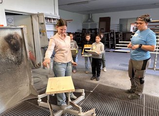 Kinder beim Lackieren von Holz Handwerklicher Besuch der Volksschule Hafnerbach