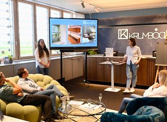 Präsentation von Mitarbeiterinnen über Interior Trends aus Mailand Grenzenloser Architektenabend
