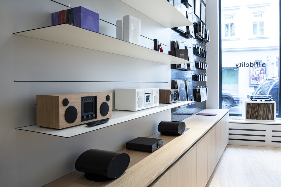 Schauraum des österreichischen HiFi-Herstellers Pro-Ject Audio Systems mit ausgestellten Soundsystemen