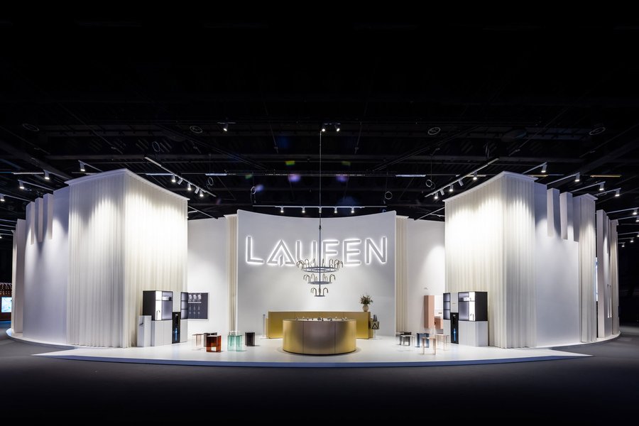 Messestand von Außen mit goldenen Brunnen beim Eingang