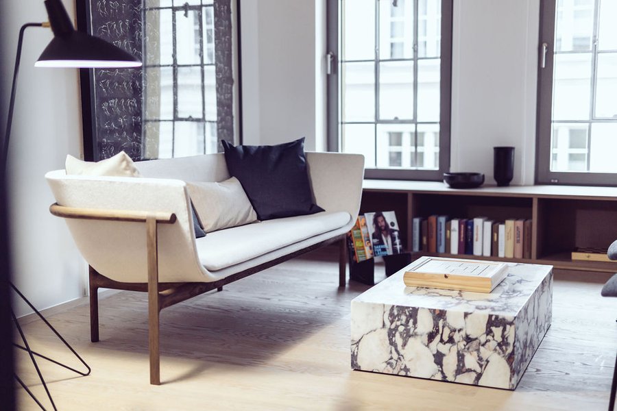 Sofa mit Wohnzimmertisch und Fensterbank