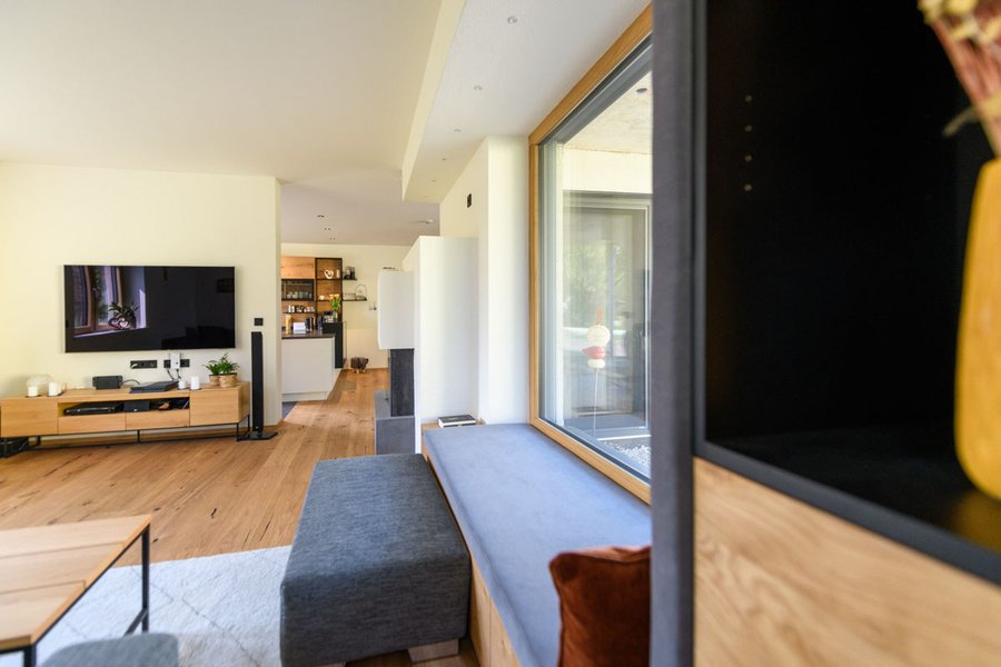 Wohnzimmer mit Fernseher und Fernsehregal