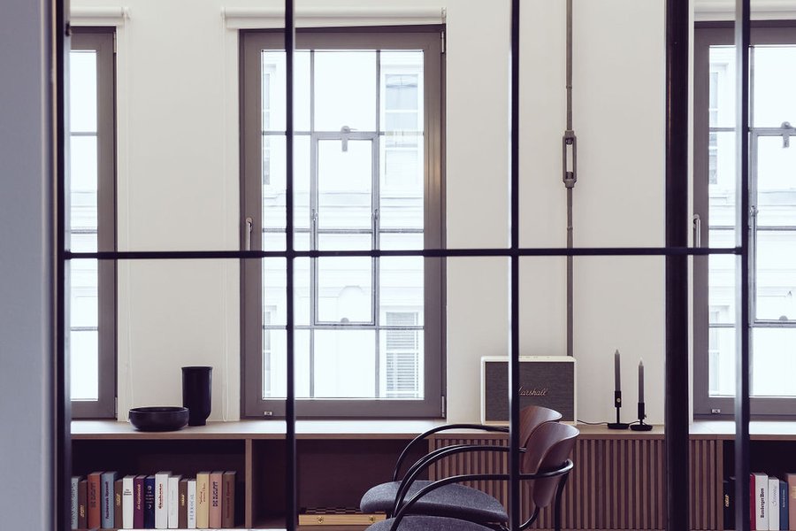 Wohnzimmer mit Fensterbank