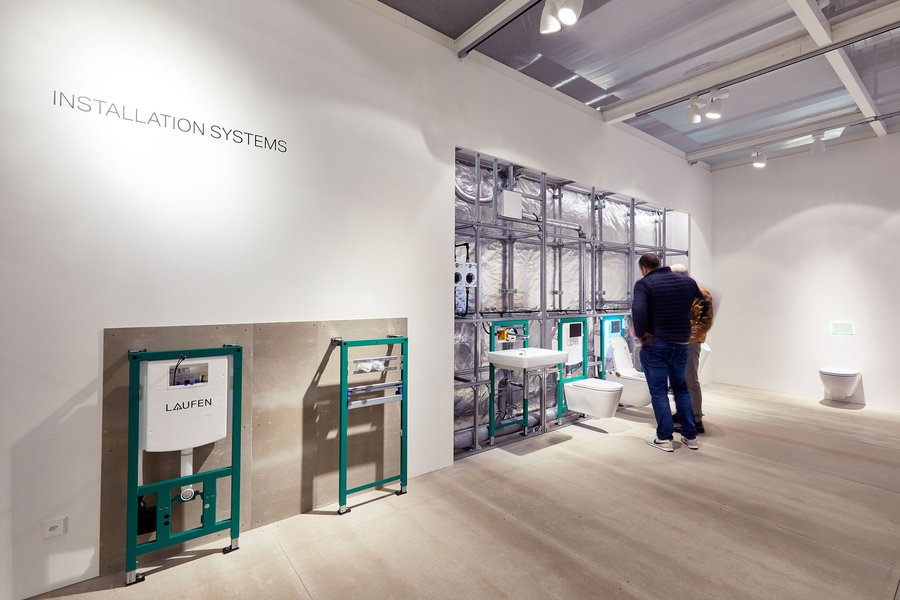 © timo orubolo Messestand von LAUFEN auf der Swissbau zeigt die Installationen und Unterbauten von einem Waschbecken und einer Toilette