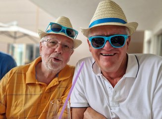 Seniorchef der Tischlerei Krumböck mit einem Mitarbeiter Sommerfest 2025