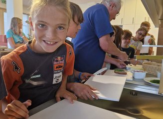 spaßvollen Moment beim gemeinsamen Handwerken Volksschule Gerersdorf zu Besuch