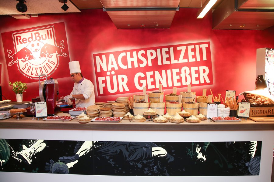 © GEPA pictures/ Jasmin Walter Buffet in einer Fußballarena mit Koch der live Essen zubereitet.