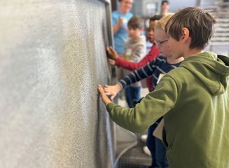 Kinder beim Arbeiten mit Holz Handwerklicher Besuch der Volksschule Hafnerbach