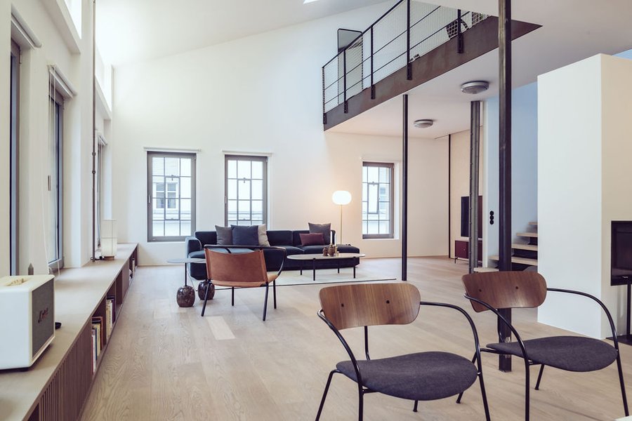 Wohnzimmer mit Blick auf Galerie