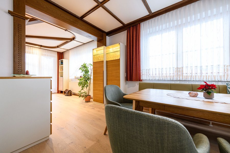 © Wolfgang Stecher/grapple.at Esszimmertisch und zwei Kästen für Stauraum inklusive Glasvitrinen