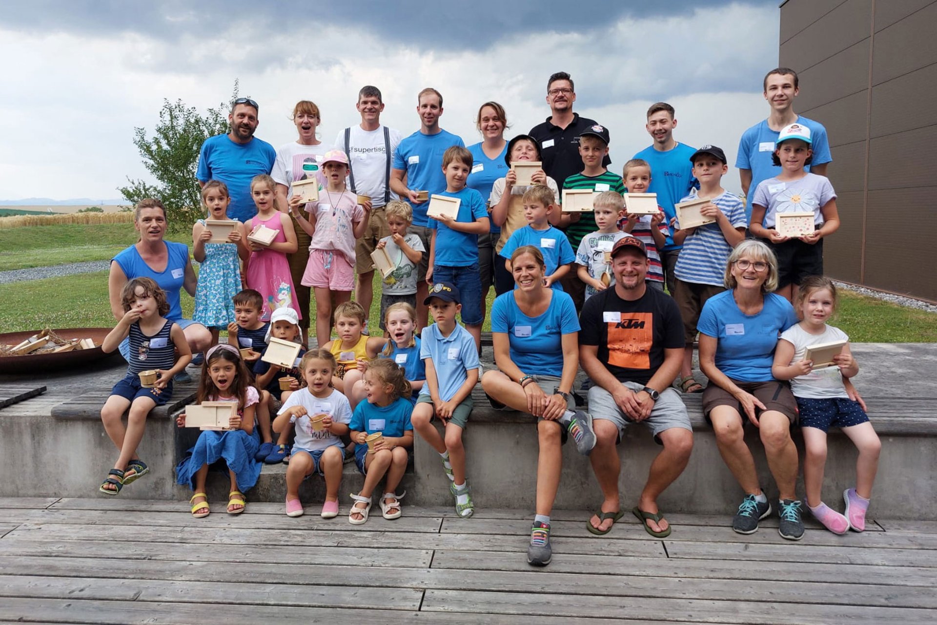 Gruppenfoto von Kindern und Mitarbeiter:innen der Tischlerei